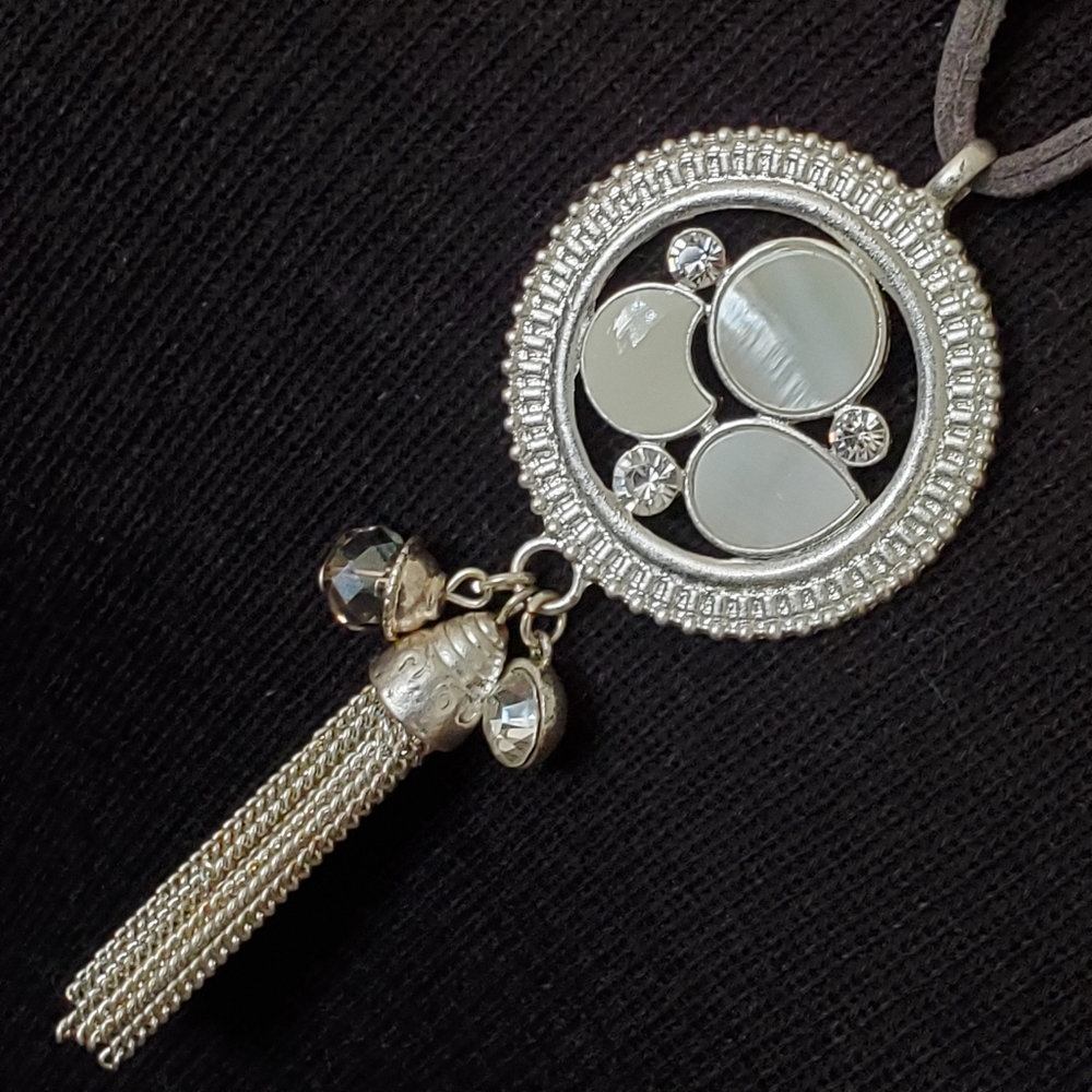 Silvertone, mother of pearl tassle gray necklace - Picture 1 of 11